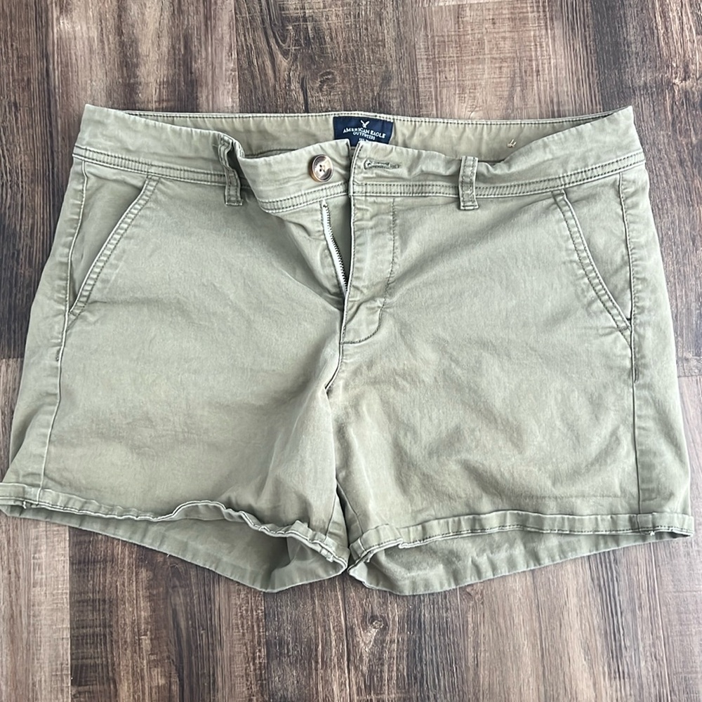 American Eagle Midi Cargo shorts